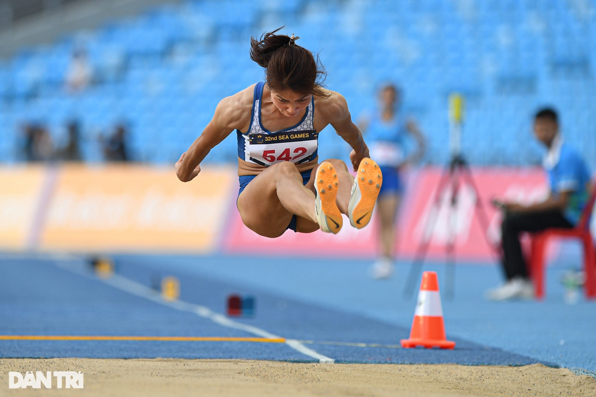 Khoảnh khắc hoa khôi điền kinh bật khóc trong lần đầu giành HCV SEA Games - 12 Khoảnh khắc hoa khôi điền kinh bật khóc trong lần đầu giành HCV SEA Games - 12