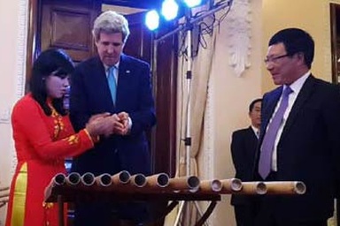 "Sốt" video Ngoại trưởng Mỹ Kerry chơi đàn bầu