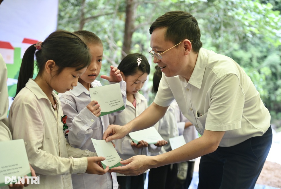 Niềm vui khó nói thành lời của đồng bào Dao trong ngày khởi công cầu - 6 Niềm vui khó nói thành lời của đồng bào Dao trong ngày khởi công cầu - 6