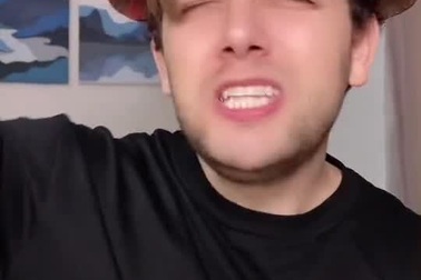 "Anh Nga Ngố" hướng dẫn đọc tên các thương hiệu theo cách của người Việt