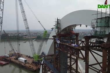 Gấp rút hoàn thành cây cầu vòm thép cao nhất Việt Nam trên sông Đuống