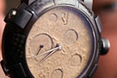 Đồng hồ làm từ cát trên mặt Trăng