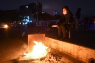 Hà Nội rét đậm, người dân co ro đốt lửa sưởi ấm trên đường phố