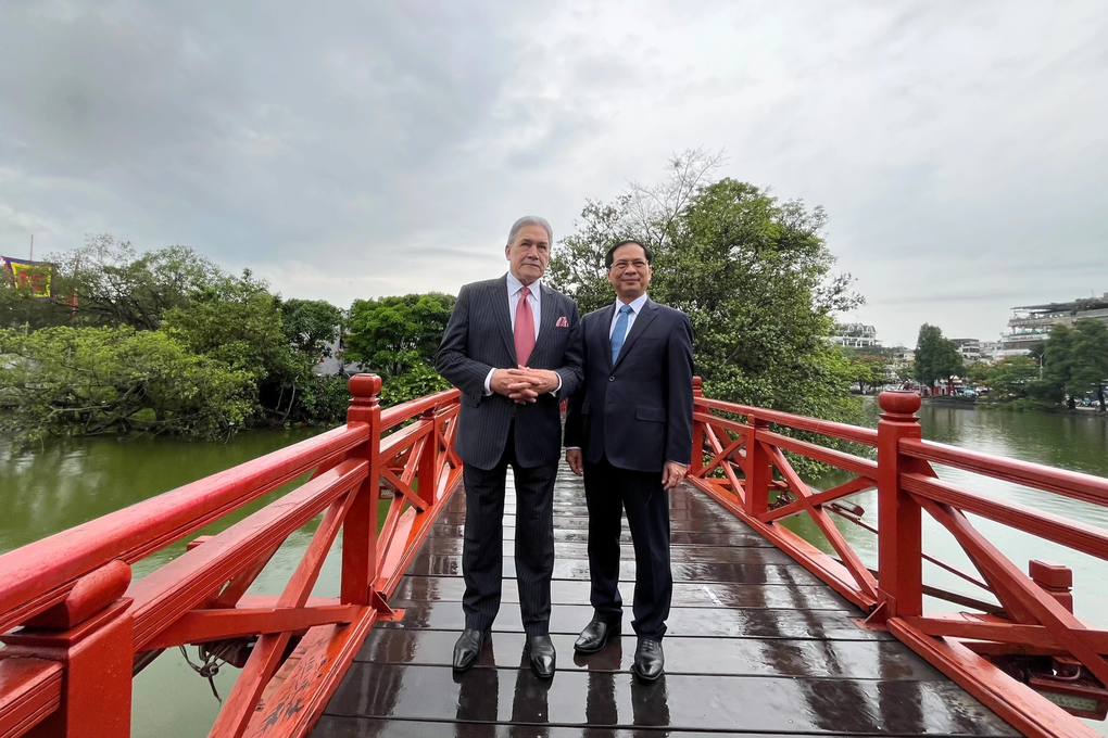 Phó Thủ tướng New Zealand thăm đền Ngọc Sơn, uống cà phê bên hồ Hoàn Kiếm - 1 Phó Thủ tướng New Zealand thăm đền Ngọc Sơn, uống cà phê bên hồ Hoàn Kiếm - 1