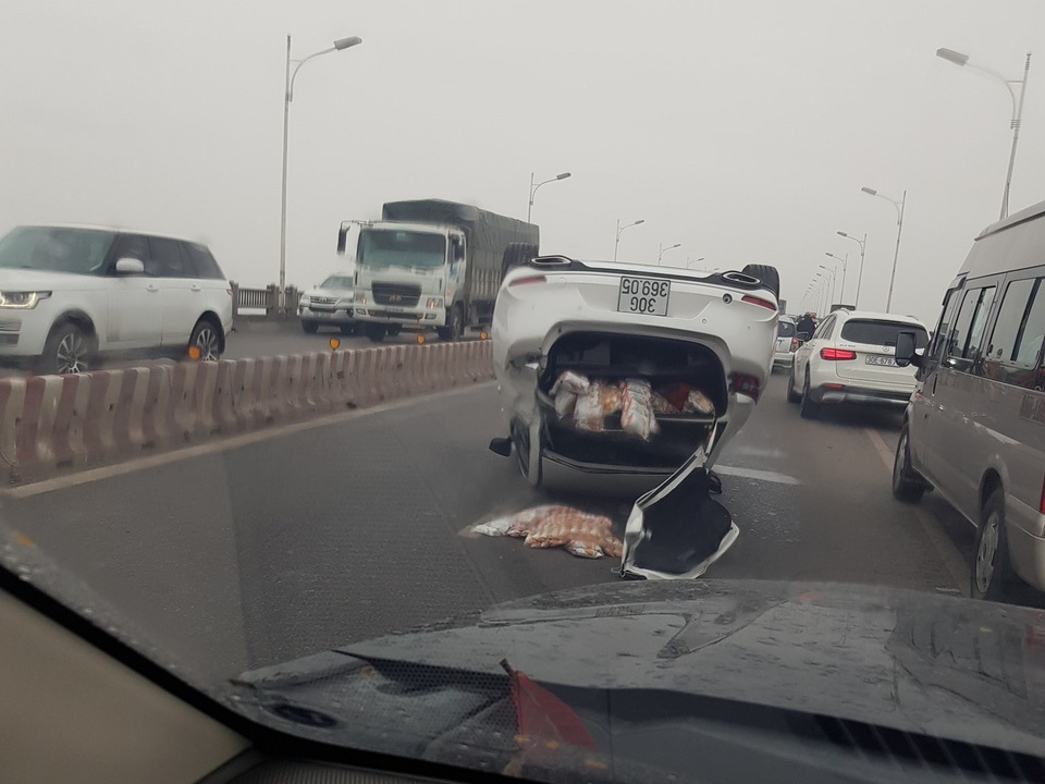 Ô tô phơi bụng sau khi tông dải phân cách cầu Vĩnh Tuy - 2 Ô tô phơi bụng sau khi tông dải phân cách cầu Vĩnh Tuy - 2