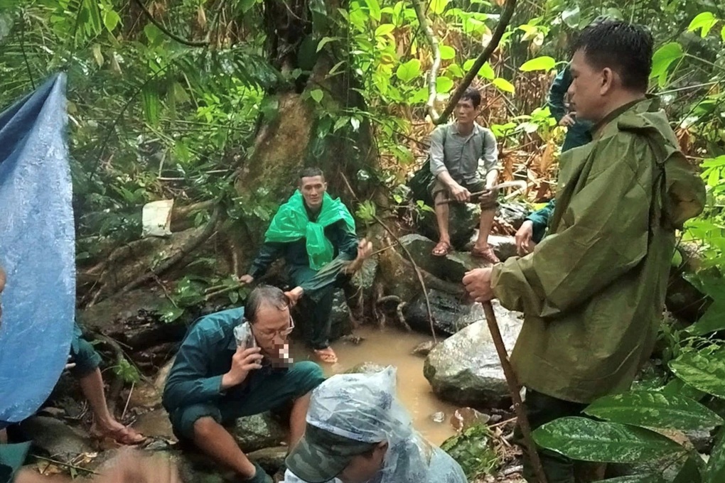 50 người đội mưa bão tìm kiếm người đàn ông mất tích trong rừng - 1 50 người đội mưa bão tìm kiếm người đàn ông mất tích trong rừng - 1