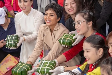 Hoa hậu H’Hen Niê tự tay gói bánh chưng tặng trẻ em nghèo