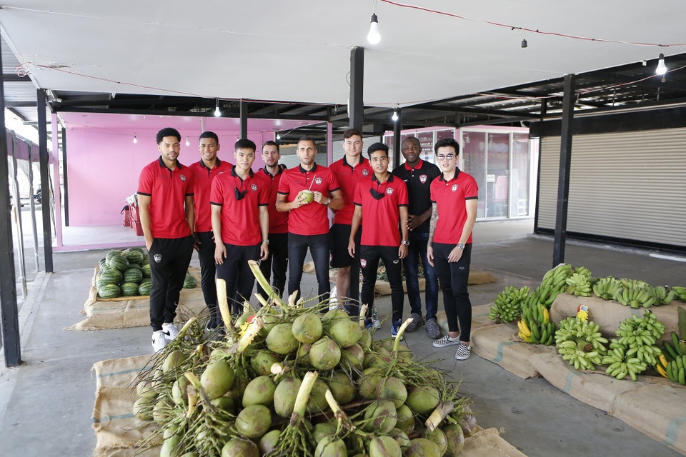 Văn Lâm và các đồng đội ở Muangthong United thư giãn tại chợ trái cây - 3