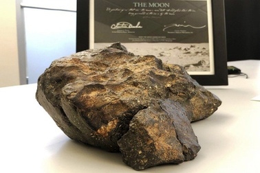 Đại gia mua thiên thạch mặt trăng giá 600.000 USD từ Mỹ về trưng bày ở Hà Nam