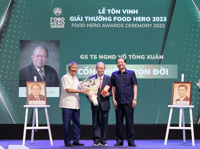 Trao Giải thưởng Food Hero 2023 cho GS TS Võ Tòng Xuân.