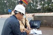 Bị kiểm tra nồng độ cồn, người vi phạm "dúi" tiền cho CSGT