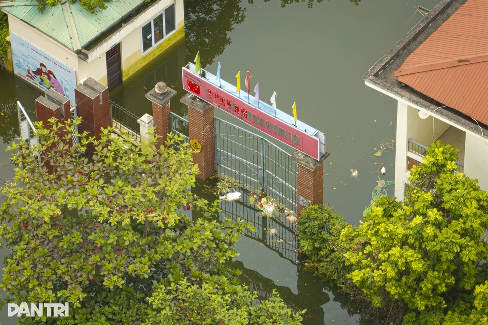 Mầm bệnh theo dòng nước bủa vây người dân tại rốn lũ Hà Nội - 7