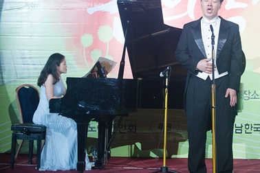 Vợ chồng nghệ sỹ Trang Trịnh biểu diễn hòa nhạc chào năm mới