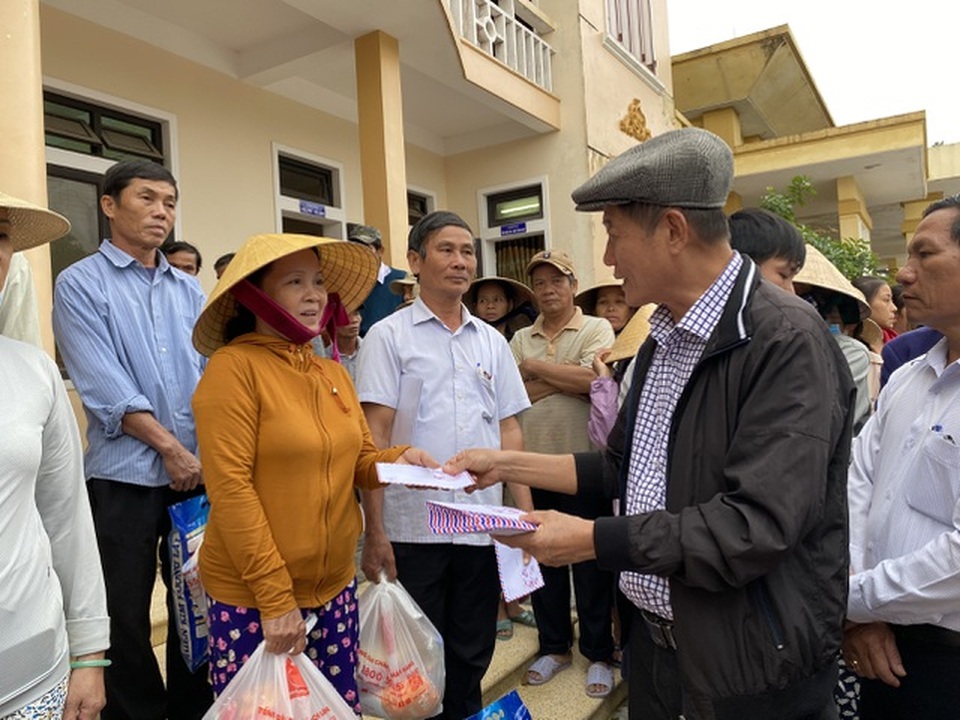 Nghĩa tình của bạn đọc Dân trí đến với người dân rốn lũ - 13 Nghĩa tình của bạn đọc Dân trí đến với người dân rốn lũ - 13