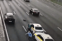 Lốp xe đi lạc gây tai nạn liên hoàn nghiêm trọng trên đường cao tốc