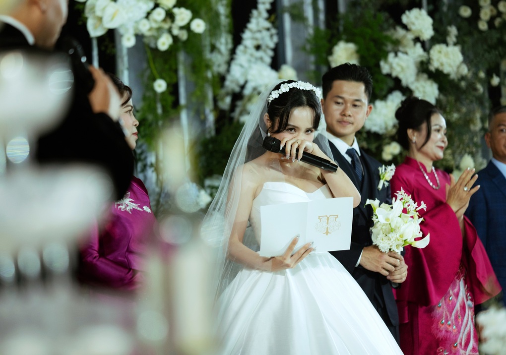 Thái Trinh xúc động tưởng nhớ mẹ quá cố trong lễ cưới với chồng kém 6 tuổi - 6 Thái Trinh xúc động tưởng nhớ mẹ quá cố trong lễ cưới với chồng kém 6 tuổi - 6