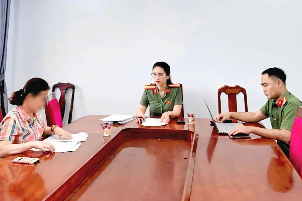 Chủ hiệu vàng và người giao dịch bị xử phạt vì mua bán ngoại tệ “lậu” - 2 Chủ hiệu vàng và người giao dịch bị xử phạt vì mua bán ngoại tệ “lậu” - 2