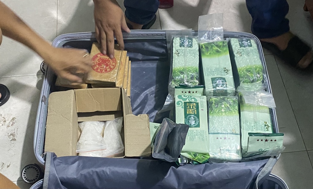 Thu giữ súng K54 trong đường dây buôn 35kg ma túy ở TPHCM - 2 Thu giữ súng K54 trong đường dây buôn 35kg ma túy ở TPHCM - 2