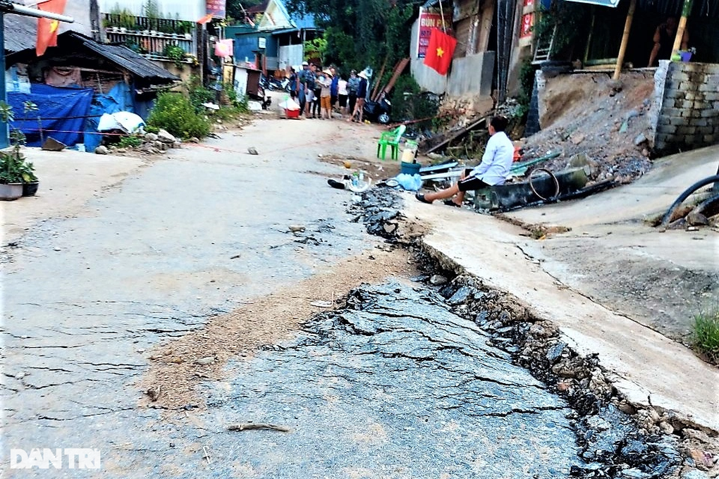 Sau mưa lũ, người dân đối mặt hiểm họa nứt núi - 8 Sau mưa lũ, người dân đối mặt hiểm họa nứt núi - 8