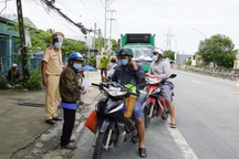 Long An chặn xe cá nhân đi tự phát, nhiều người miền Tây về quê bất thành