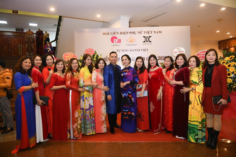 NTK Đỗ Trịnh Hoài Nam giới thiệu áo dài dát vàng đính 110 viên kim cương - 8 NTK Đỗ Trịnh Hoài Nam giới thiệu áo dài dát vàng đính 110 viên kim cương - 8