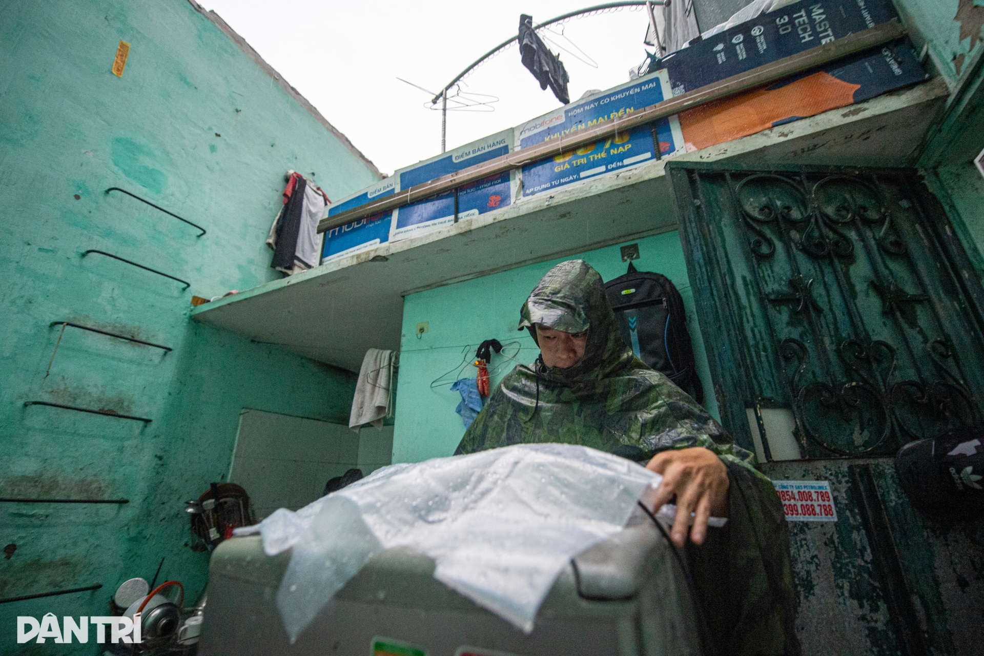 Nhà dân tốc mái, cây bật gốc đè nhiều xe sang trong cơn dông lớn ở Hà Nội - 8 Nhà dân tốc mái, cây bật gốc đè nhiều xe sang trong cơn dông lớn ở Hà Nội - 8