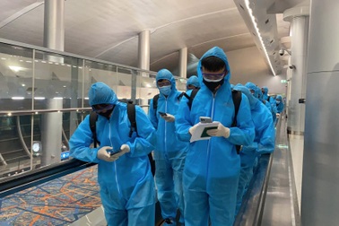 Đội tuyển Việt Nam mặc bảo hộ kín mít đặt chân tới UAE