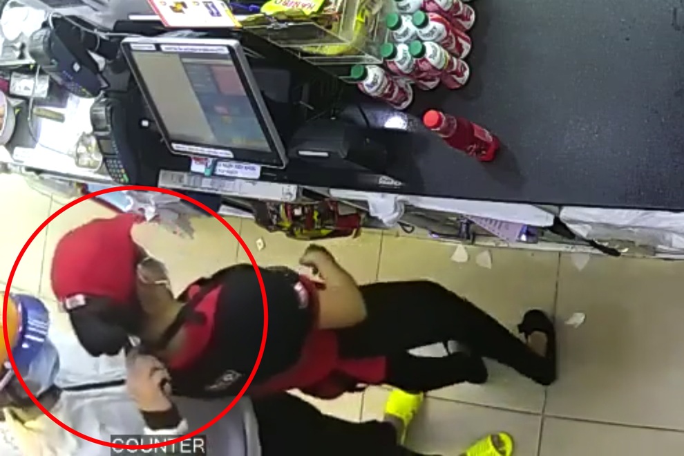 Nữ nhân viên cửa hàng tiện lợi bị kẻ cướp kề dao vào cổ cuỗm 9 triệu đồng - 1 Nữ nhân viên cửa hàng tiện lợi bị kẻ cướp kề dao vào cổ cuỗm 9 triệu đồng - 1