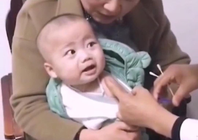 Em bé đang khóc lóc vật vã vì sắp bị tiêm, vừa nhìn thấy cô y tá xinh đẹp thì lập tức nín khóc, mở to mắt đầy vẻ "háo sắc" khiến người xem không thể nhịn cười - Ảnh 3. Em bé đang khóc lóc vật vã vì sắp bị tiêm, vừa nhìn thấy cô y tá xinh đẹp thì lập tức nín khóc, mở to mắt đầy vẻ "háo sắc" khiến người xem không thể nhịn cười - Ảnh 3.