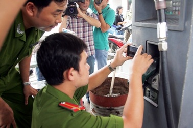 Nghi án xăng "bẩn" làm hàng loạt xe chết máy: Kiểm định mẫu xăng