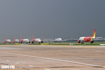 Nhiều chuyến bay không thể hạ cánh tại Tân Sơn Nhất vì mưa giông lớn