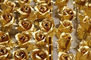 Săn hoa hồng dát vàng tặng Valentine 