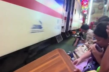 Khoảnh khắc đoàn tàu hất văng bàn ghế ở "phố đường tàu" Hà Nội