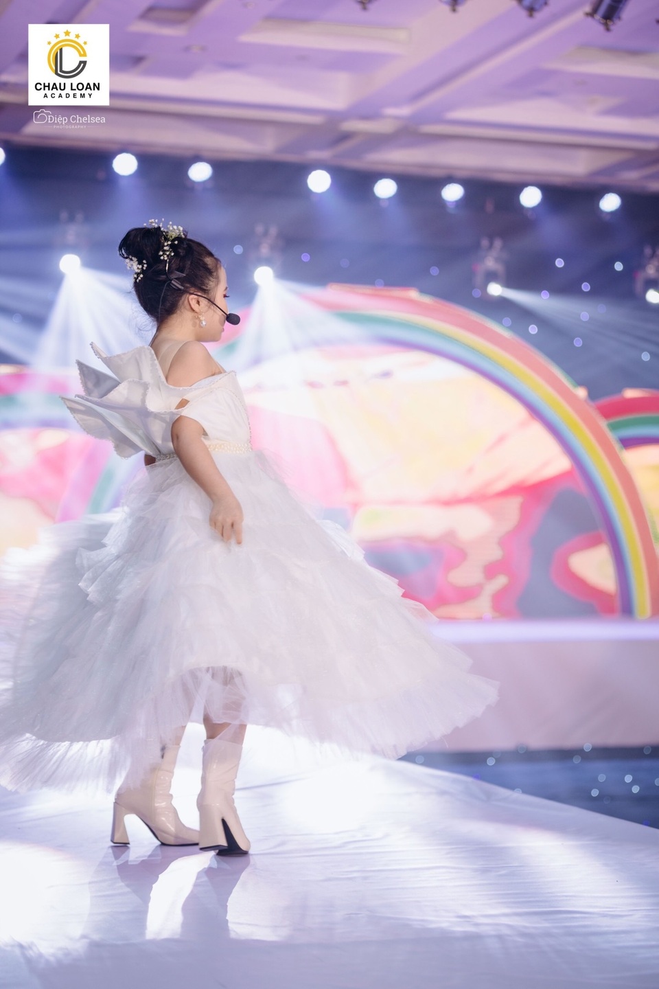 Á hậu nhí Thế giới Trần Thị Hoàng Vân hát mở màn show diễn Thiên đường giấc mơ - 5