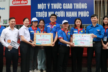 Khoảnh khắc đẹp của màu áo xanh tình nguyện Tiếp sức mùa thi 2022