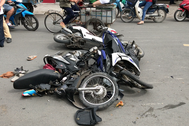 Ô tô tông hàng loạt phương tiện, 4 người bị thương