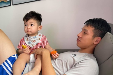 Khoảnh khắc con trai "quấy" buổi tập của Hùng Dũng vô cùng đáng yêu