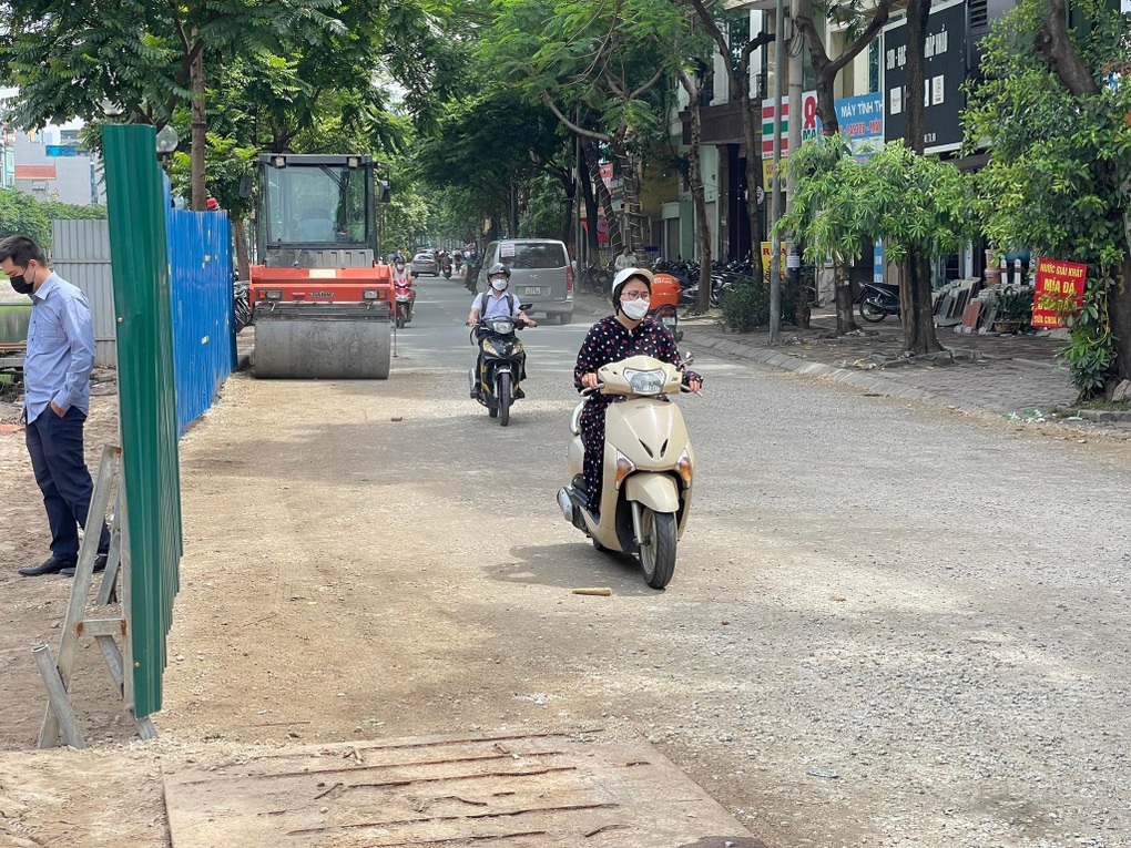 San lấp đoạn đường sụt lún ven sông Tô Lịch - 6 San lấp đoạn đường sụt lún ven sông Tô Lịch - 6