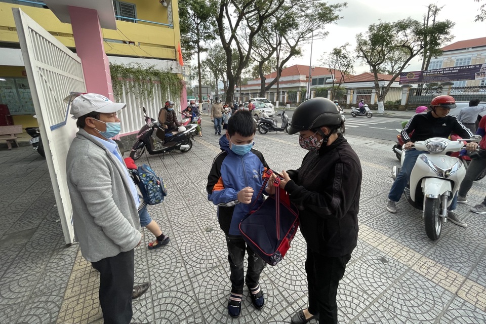 Đà Nẵng: Học sinh đeo khẩu trang, mang bình nước đi học ngày đầu sau Tết - 2 Đà Nẵng: Học sinh đeo khẩu trang, mang bình nước đi học ngày đầu sau Tết - 2