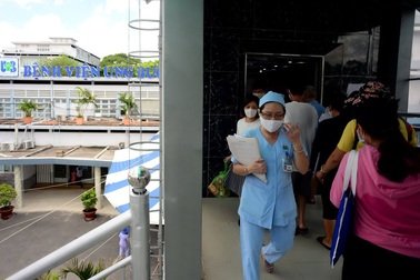 Cầu vượt bộ hành lắp đặt thang máy đầu tiên tại Việt Nam