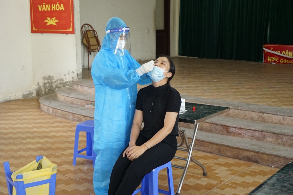Hà Nội: Tạm phong tỏa UBND phường và 2 khu dân cư vì 8 ca nghi mắc - 2 Hà Nội: Tạm phong tỏa UBND phường và 2 khu dân cư vì 8 ca nghi mắc - 2