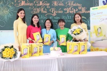 Hoa hậu Tiểu Vy cùng Enchanteur trao quà tri ân thầy cô dịp 20/11