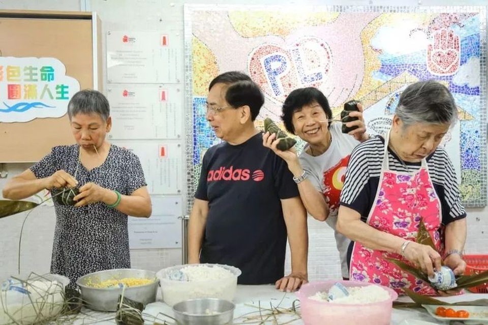 Bỏ phố về quê, 7 cặp vợ chồng già thuê biệt thự sống cùng nhau đến cuối đời - 5 Bỏ phố về quê, 7 cặp vợ chồng già thuê biệt thự sống cùng nhau đến cuối đời - 5