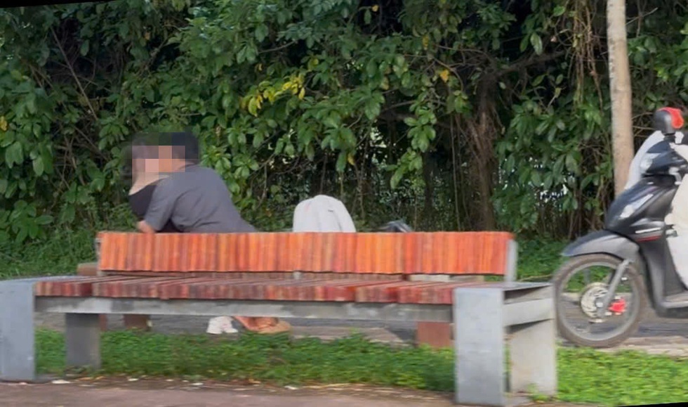 Chuyện tại “Làng đại học”: Đỏ mặt những màn yêu thiếu tế nhị nơi công cộng - 2 Chuyện tại “Làng đại học”: Đỏ mặt những màn yêu thiếu tế nhị nơi công cộng - 2