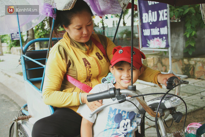 Bố bỏ nhà theo vợ nhỏ, bé trai 9 tuổi đi bán vé số khắp Sài Gòn kiếm tiền chữa bệnh cho người mẹ tật nguyền - Ảnh 8. Bố bỏ nhà theo vợ nhỏ, bé trai 9 tuổi đi bán vé số khắp Sài Gòn kiếm tiền chữa bệnh cho người mẹ tật nguyền - Ảnh 8.