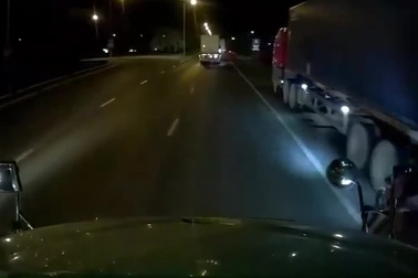 Chạy luồn lách, nam thanh niên suýt mất mạng dưới gầm xe container