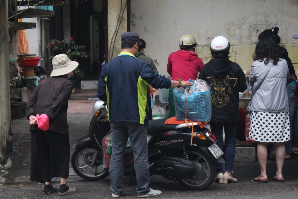 Quán thịt quay không biển hiệu, khách xếp hàng mua từ lúc chưa mở bán - 3 Quán thịt quay không biển hiệu, khách xếp hàng mua từ lúc chưa mở bán - 3