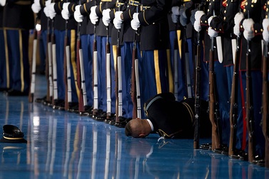 Lính Mỹ ngất xỉu trong lễ chia tay Tổng thống Obama