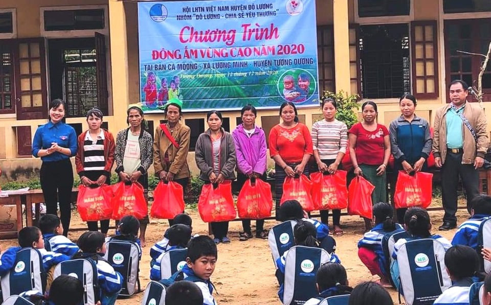 ngoài đồ, chăn ấm, các đoan còn mang nhiều phần quà sẻ chia khó khăn với người dân các xã khó khăn của huyện.jpeg