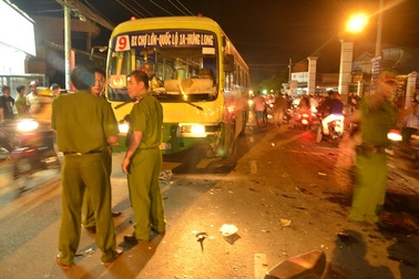 Xe máy đâm trực diện xe buýt, một người tử vong